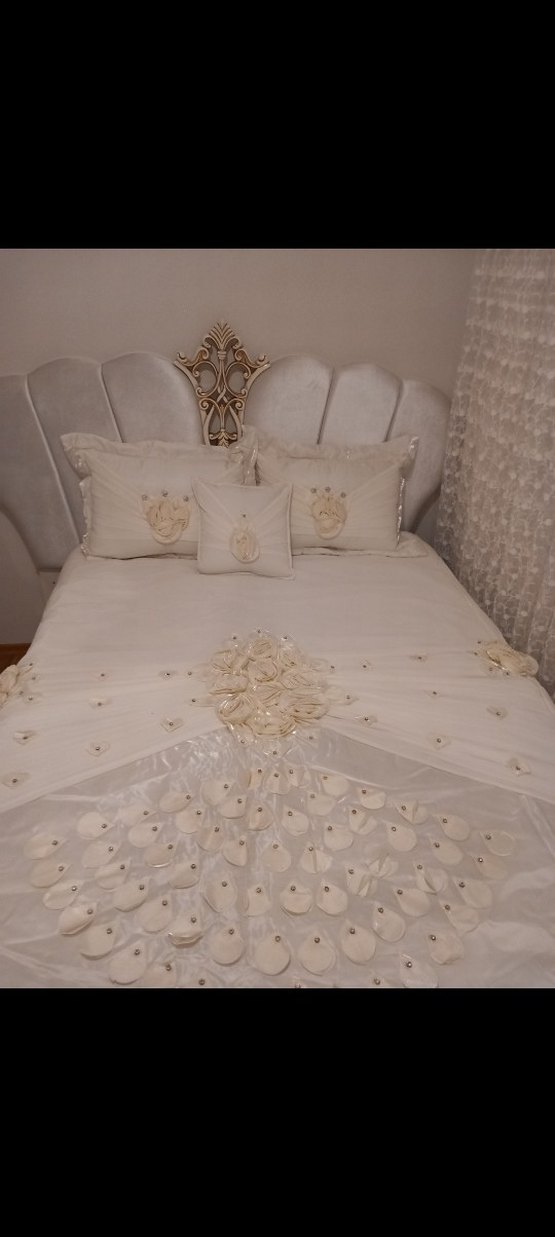 Nakışlı kırık  Beyaz Yatak Örtüsü - Görsel 3