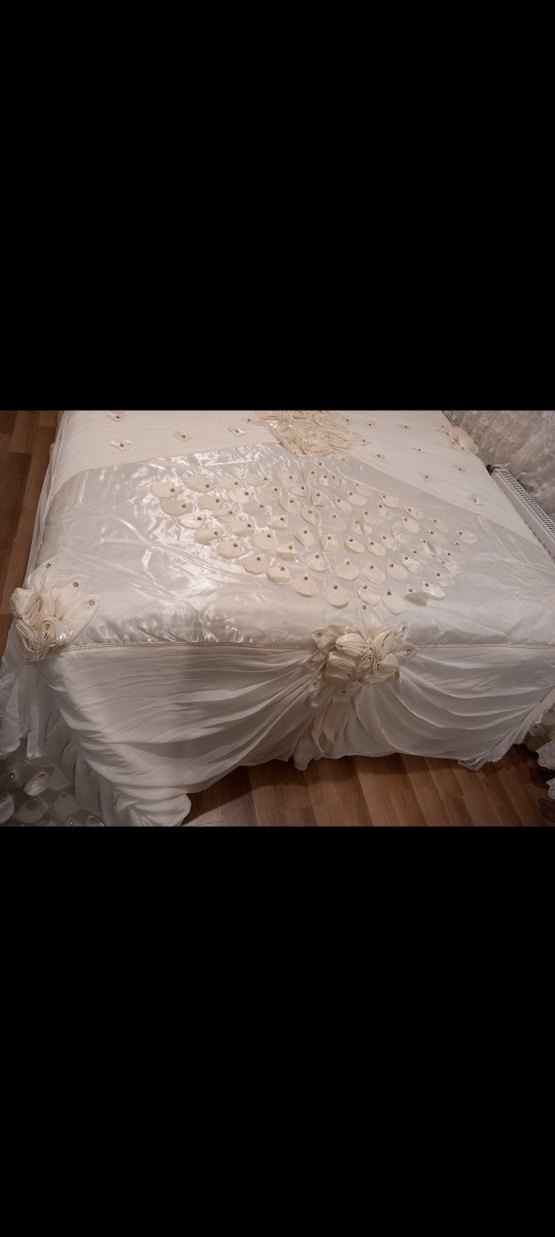 Nakışlı kırık  Beyaz Yatak Örtüsü - Görsel 2