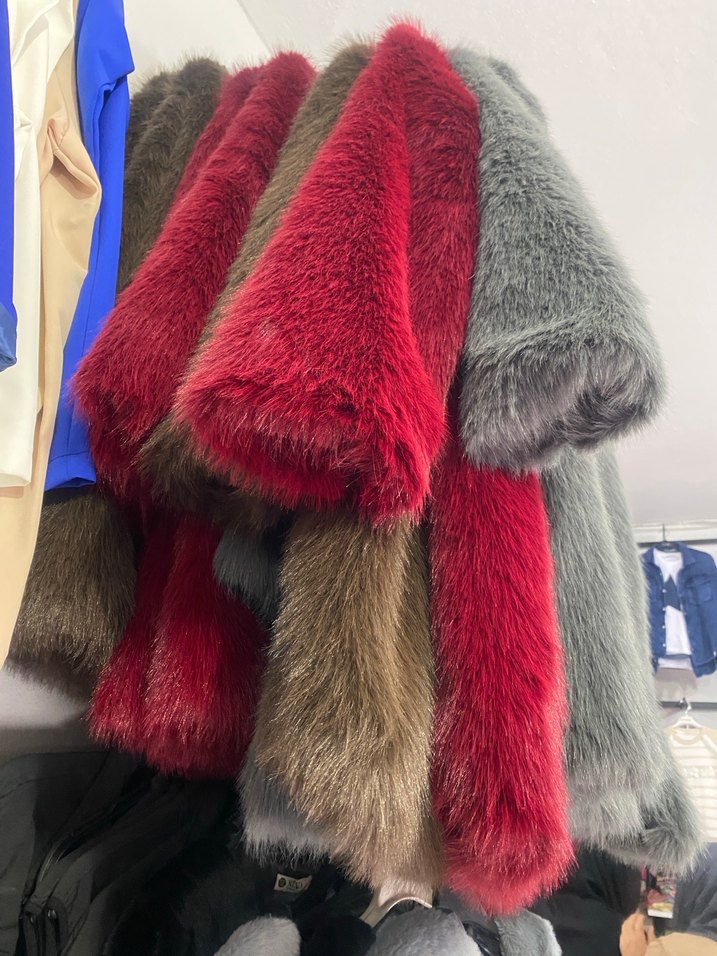 Gri Uzun Kadın Suni Kürk Kaban renk seçenekleri mevcut - Görsel 2