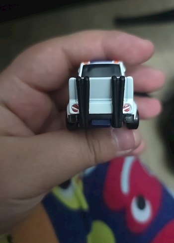 Renkli Detaylı Beyaz Oyuncak Araba - Görsel 5