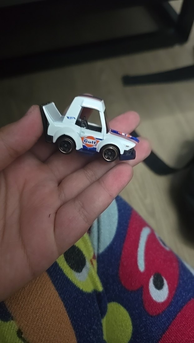 Renkli Detaylı Beyaz Oyuncak Araba - Görsel 2