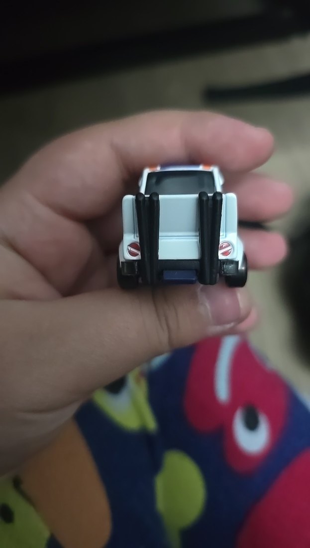 Renkli Detaylı Beyaz Oyuncak Araba - Görsel 5