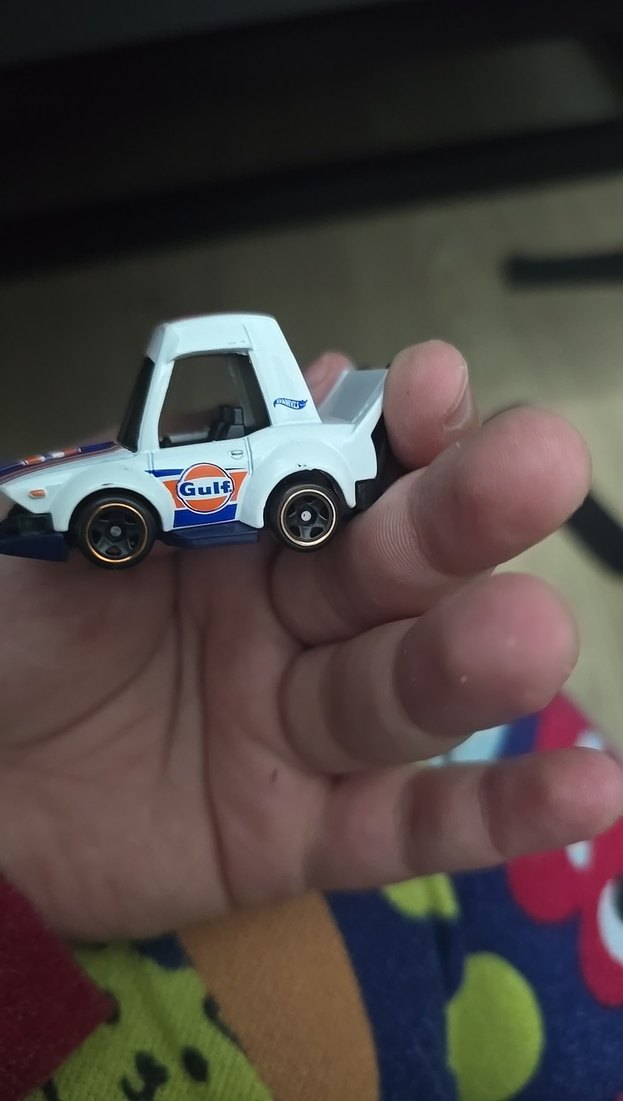 Renkli Detaylı Beyaz Oyuncak Araba - Görsel 3