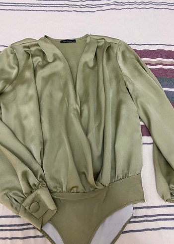 Kadın Haki Saten Drapeli V Yaka Bluz - Görsel 4
