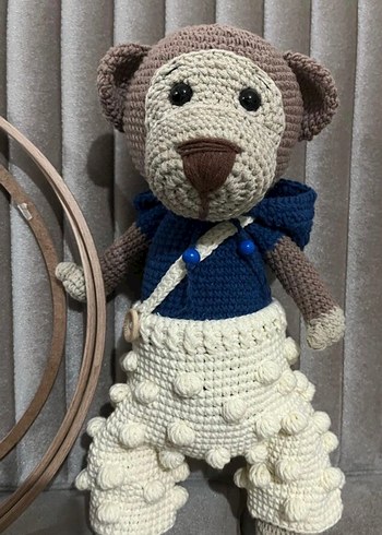 Renkli Mavi Kıyafetli Örgü Oyuncak Maymun - Görsel 2