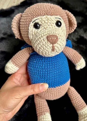 Renkli Mavi Kıyafetli Örgü Oyuncak Maymun - Görsel 3