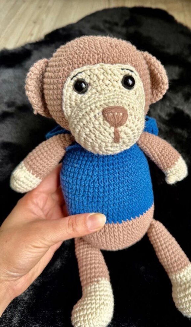 Renkli Mavi Kıyafetli Örgü Oyuncak Maymun - Görsel 3