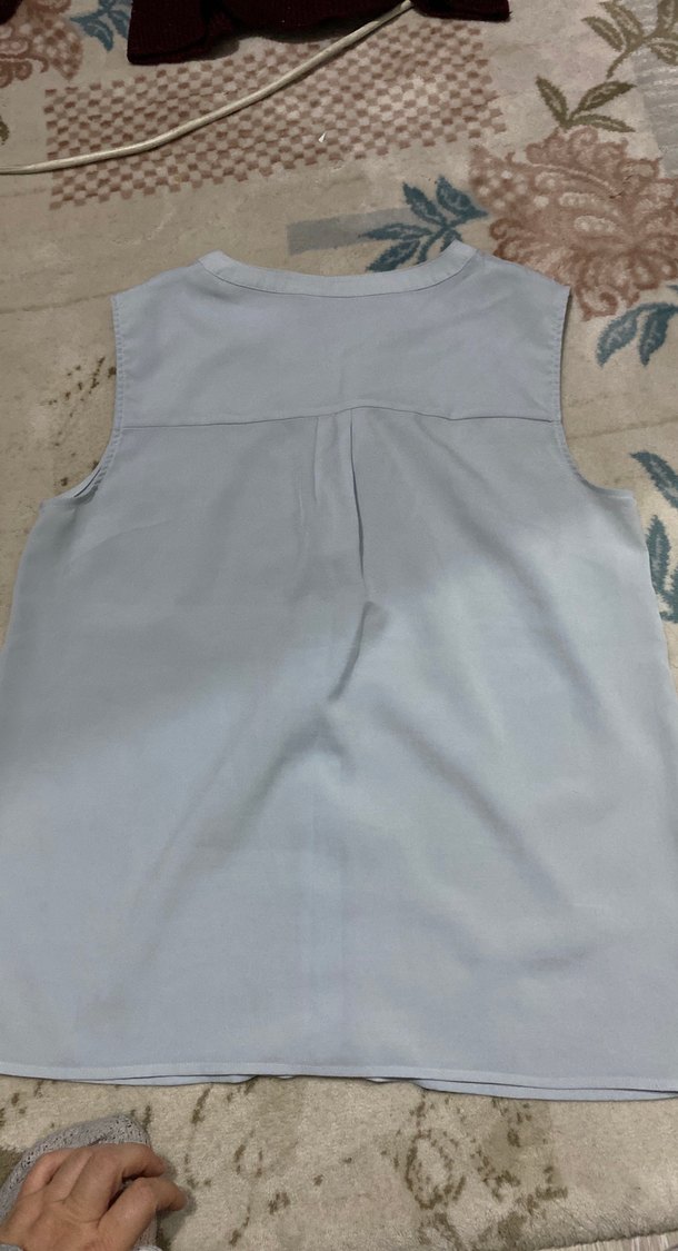 Gri V Yakalı Kolsuz Keten Bluz - Görsel 2