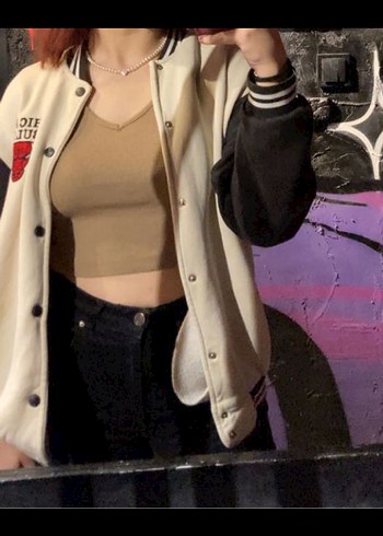 Bej V Yaka Kısa Kollu Crop Top - Görsel 2