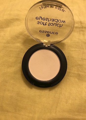 Essence Soft Touch Eyeshadow/Tekli Beyaz Far - Görsel 3
