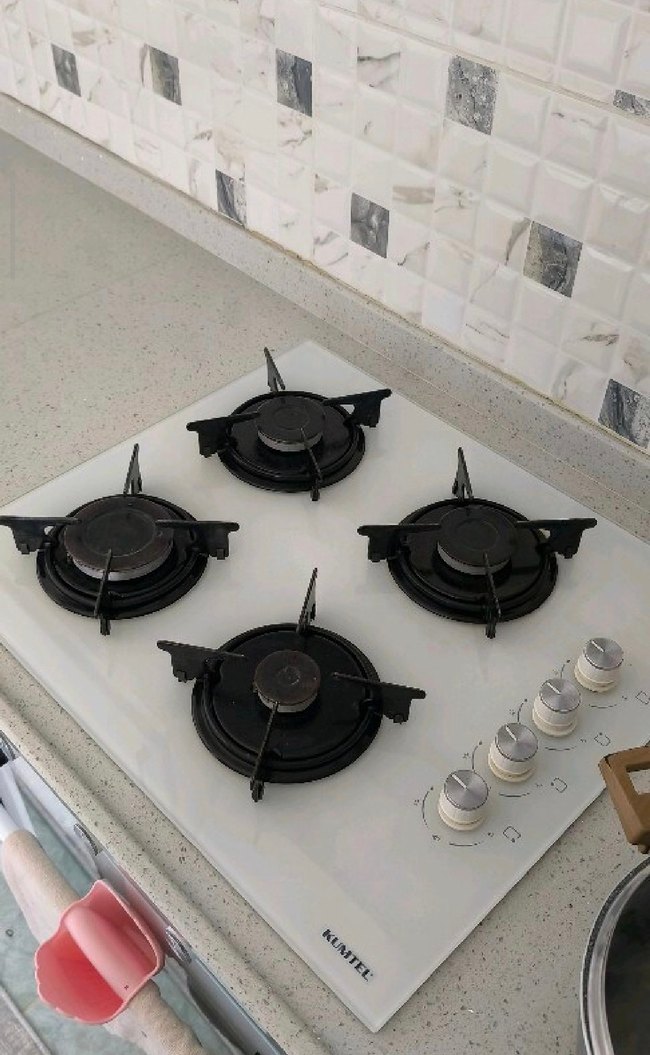 KUMTEL Beyaz Cam Yüzeyli 4 Gözlü Ocak - Görsel 2