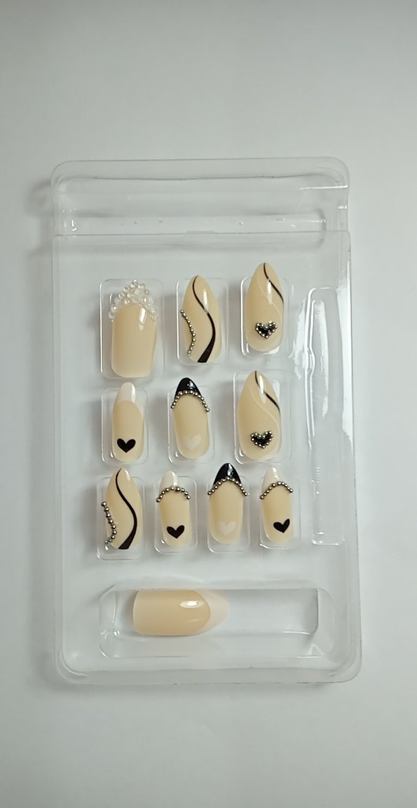 Bej Renkli Taşlı Tırnak Süslemeleri,el emeği - Görsel 2