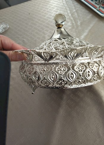 Çiçek Desenli Parlak Beyaz Metal Kapaklı Tabak - Görsel 3