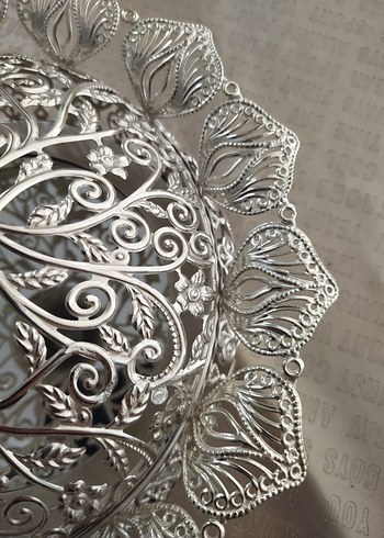 Çiçek Desenli Parlak Beyaz Metal Kapaklı Tabak - Görsel 5