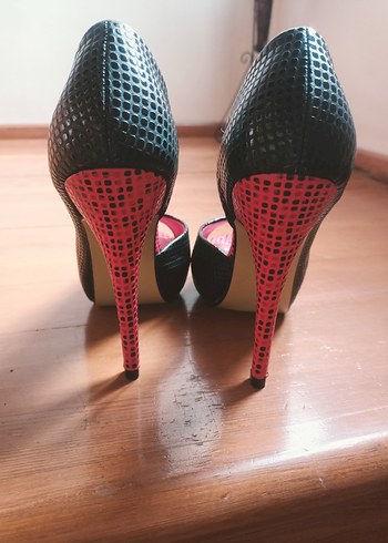 Siyah ve Kırmızı Renkli Dokulu Topuklu Kadın Ayakkabı - Görsel 4