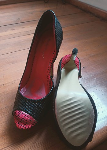 Siyah ve Kırmızı Renkli Dokulu Topuklu Kadın Ayakkabı - Görsel 5