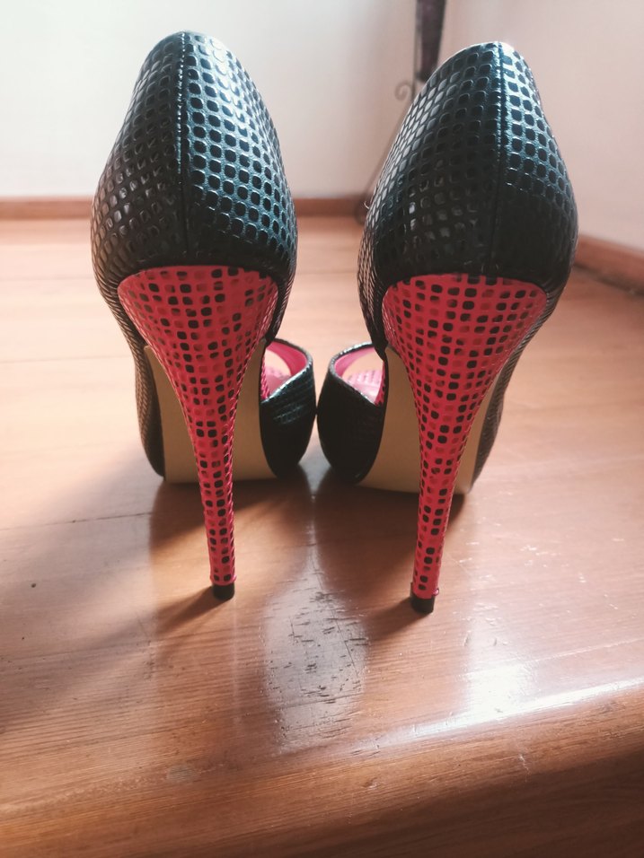Siyah ve Kırmızı Renkli Dokulu Topuklu Kadın Ayakkabı - Görsel 4