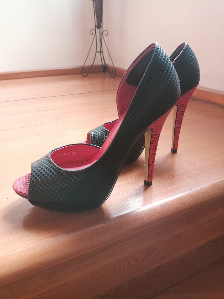 Siyah ve Kırmızı Renkli Dokulu Topuklu Kadın Ayakkabı - Görsel 3