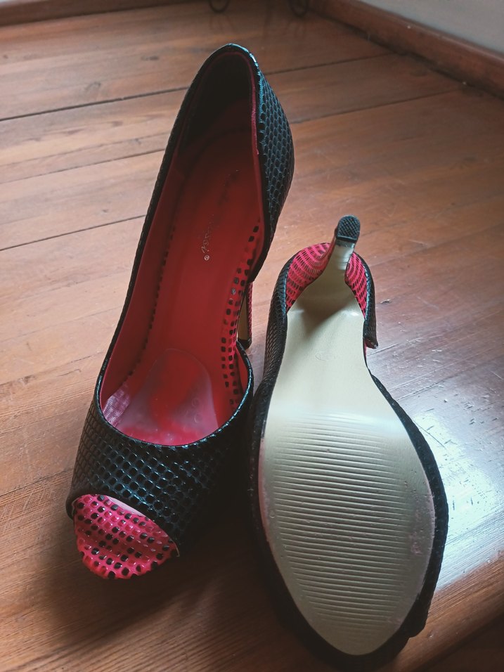 Siyah ve Kırmızı Renkli Dokulu Topuklu Kadın Ayakkabı - Görsel 5
