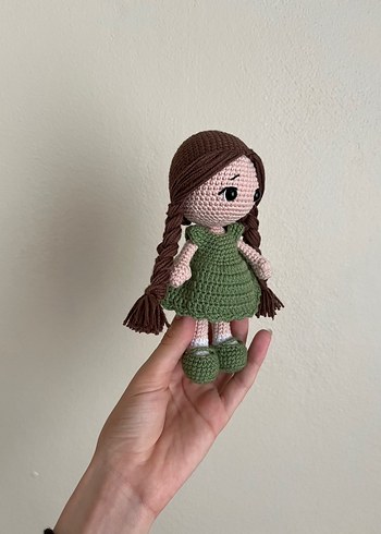 Amigurumi Bebek Yeşil Elbiseli Kahverengi Saçlı - Görsel 2
