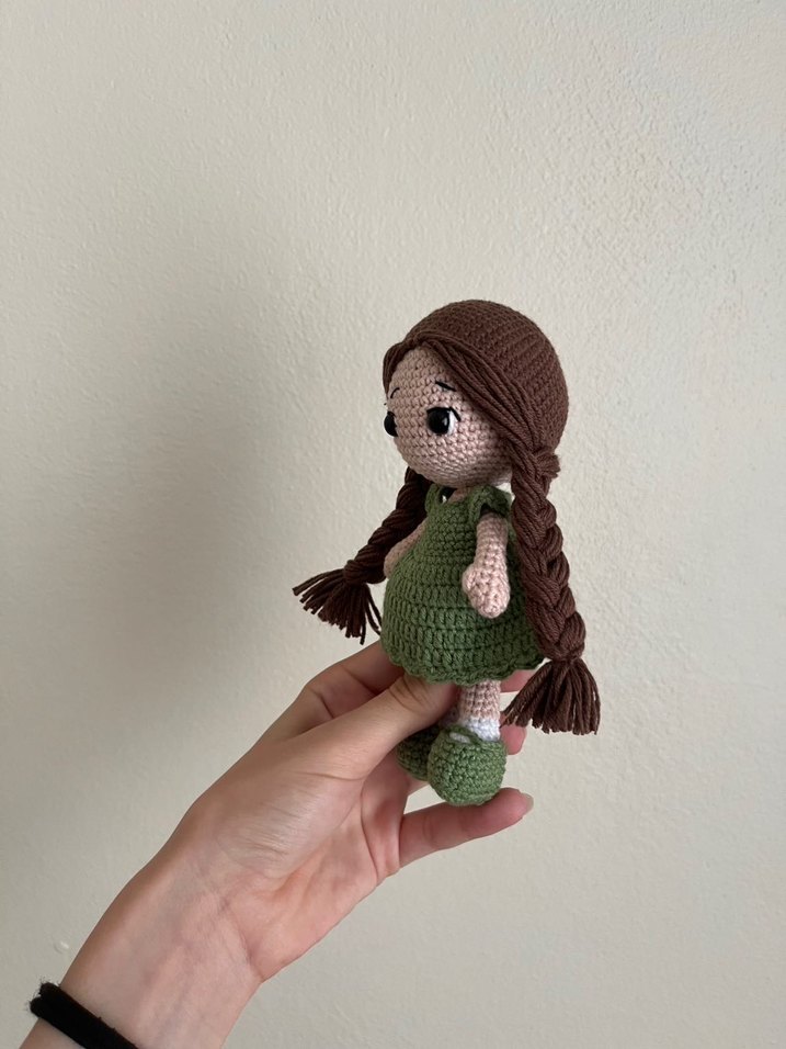 Amigurumi Bebek Yeşil Elbiseli Kahverengi Saçlı - Görsel 3