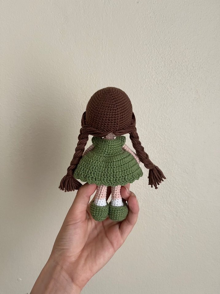 Amigurumi Bebek Yeşil Elbiseli Kahverengi Saçlı - Görsel 4