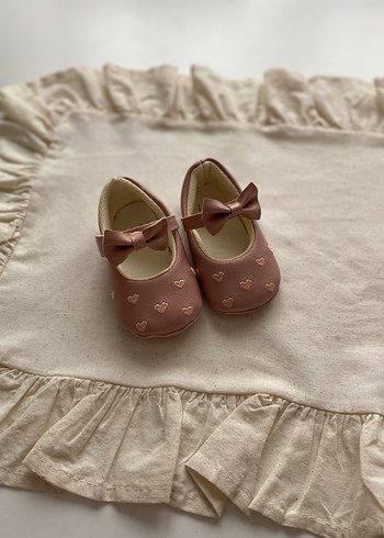 Nakışlı Fiyonk Detaylı Kız Babet - Görsel 2