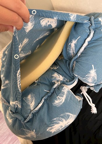 Mavi ve Gri Tüy Desenli Bebek Uyku Yatağı - Görsel 3