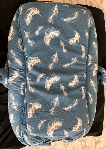 Mavi ve Gri Tüy Desenli Bebek Uyku Yatağı - Görsel 2