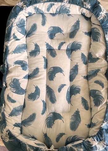 Mavi ve Gri Tüy Desenli Bebek Uyku Yatağı - Görsel 4