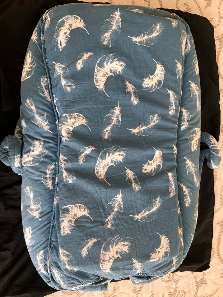 Mavi ve Gri Tüy Desenli Bebek Uyku Yatağı - Görsel 2