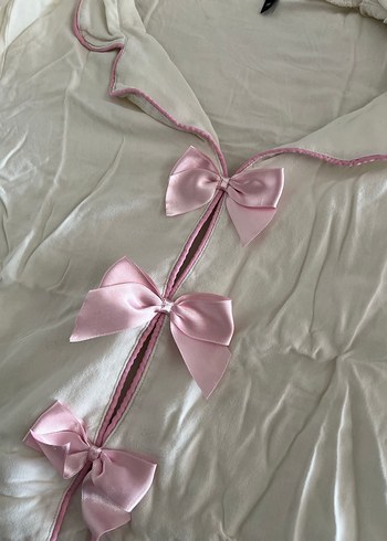 Pembe Kurdeleli Beyaz Sabahlık - Görsel 2