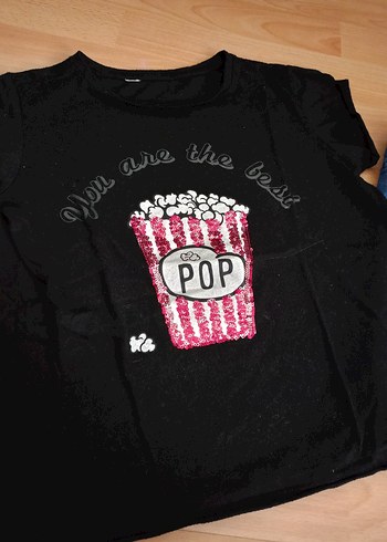 Renkli Pul İşlemeli Siyah Tişört ve Kot Şort - Görsel 2