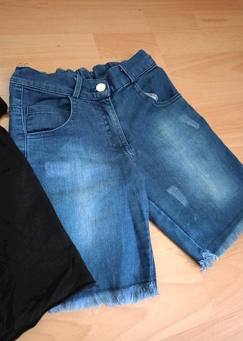 Renkli Pul İşlemeli Siyah Tişört ve Kot Şort - Görsel 3