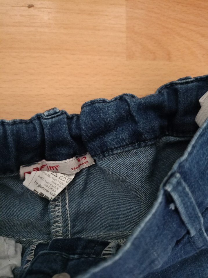 Renkli Pul İşlemeli Siyah Tişört ve Kot Şort - Görsel 4