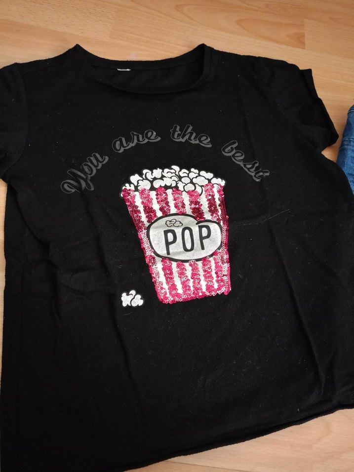 Renkli Pul İşlemeli Siyah Tişört ve Kot Şort - Görsel 2