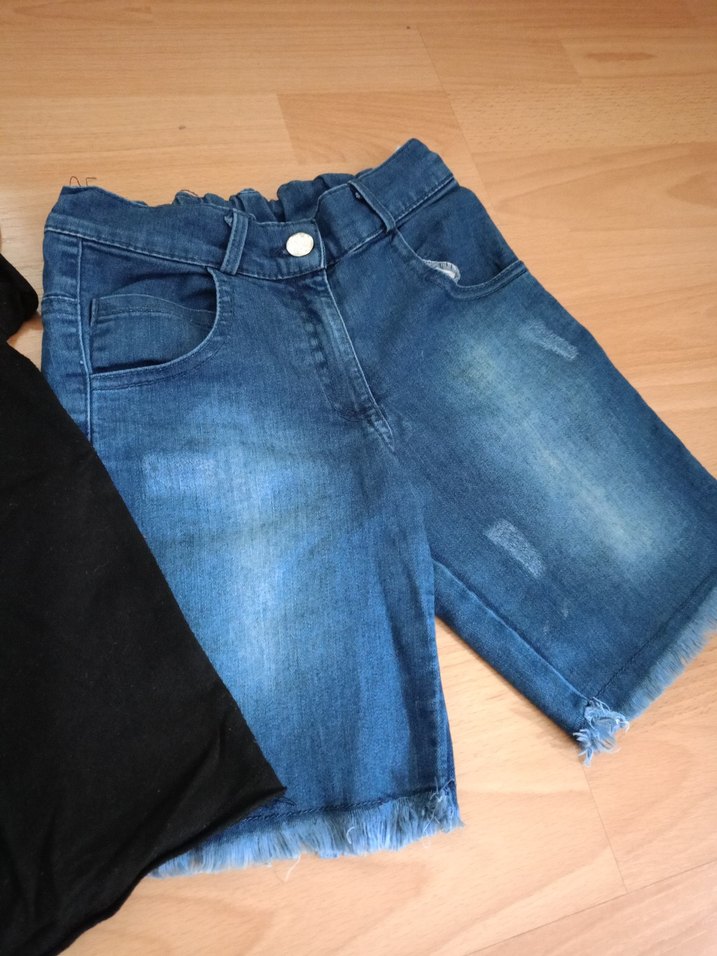 Renkli Pul İşlemeli Siyah Tişört ve Kot Şort - Görsel 3