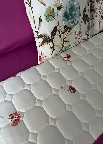 Çiçek Desenli Pembe Yatak Örtüsü - Görsel 2