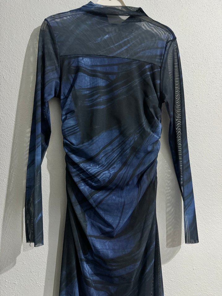 Uzun Drapeli Mavi Batik Desenli Elbise - Görsel 2