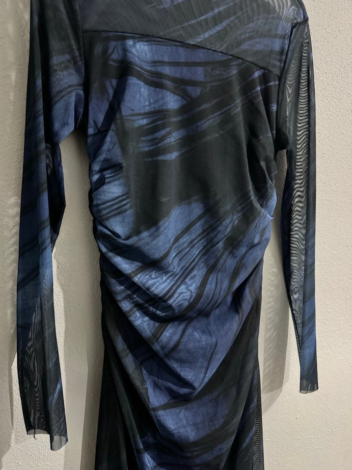 Uzun Drapeli Mavi Batik Desenli Elbise - Görsel 3