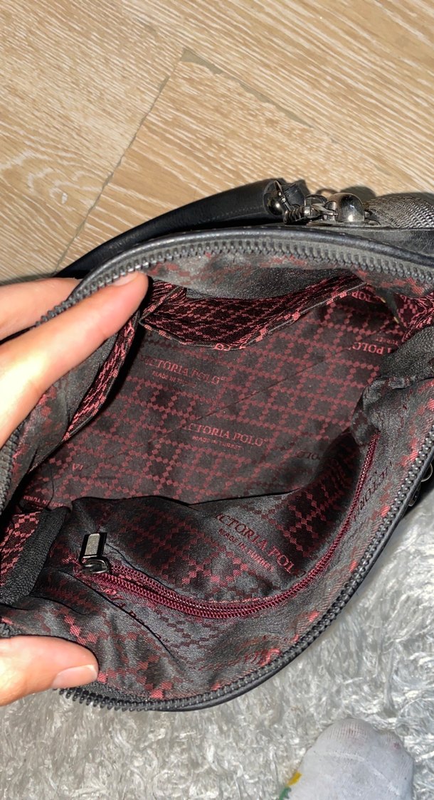 Zincir Detaylı Parlak Siyah Deri Kadın Çanta - Görsel 4