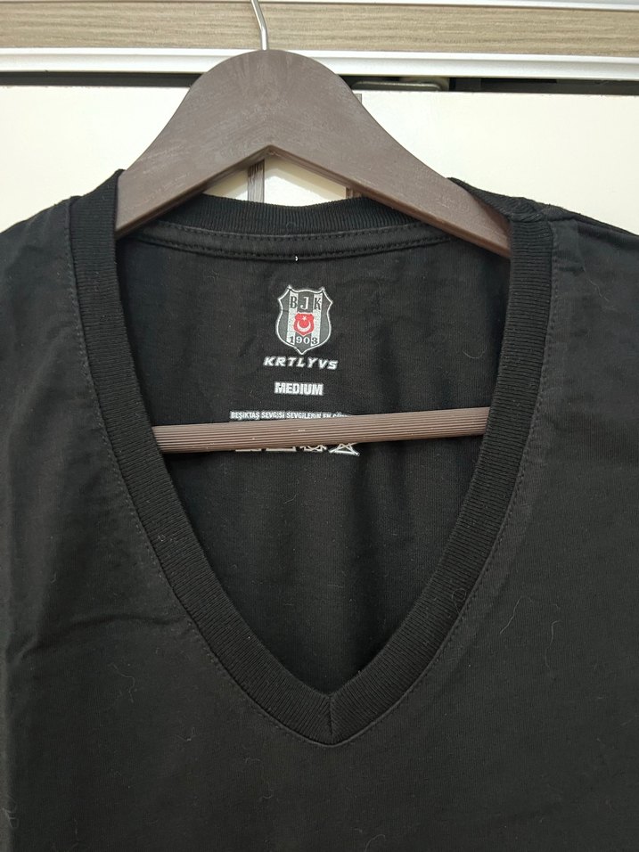 BJK orjinal Baskılı Siyah V Yaka Kadın Tişört - Görsel 2