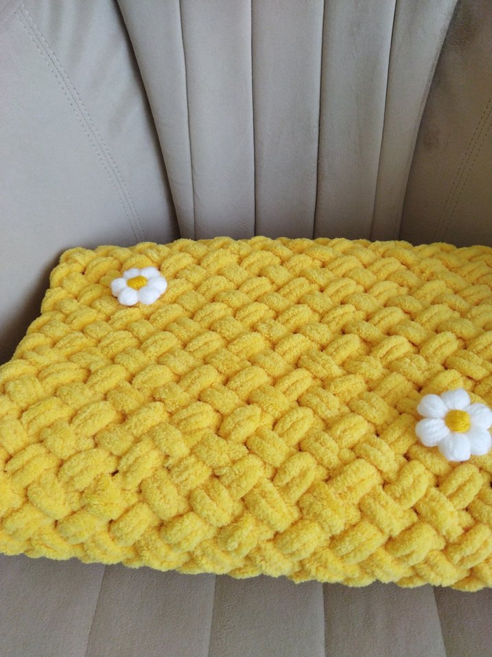 Sarı Nakışlı Örgü Çocuk Battaniyesi - Görsel 4