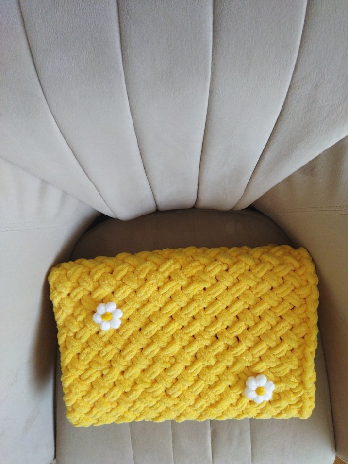 Sarı Nakışlı Örgü Çocuk Battaniyesi - Görsel 3