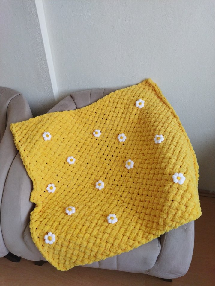 Sarı Nakışlı Örgü Çocuk Battaniyesi - Görsel 2