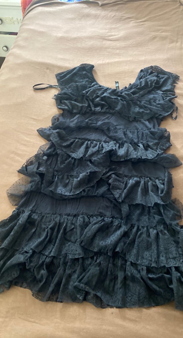 Siyah Kat Kat Fırfırlı Midi Elbise - Görsel 2