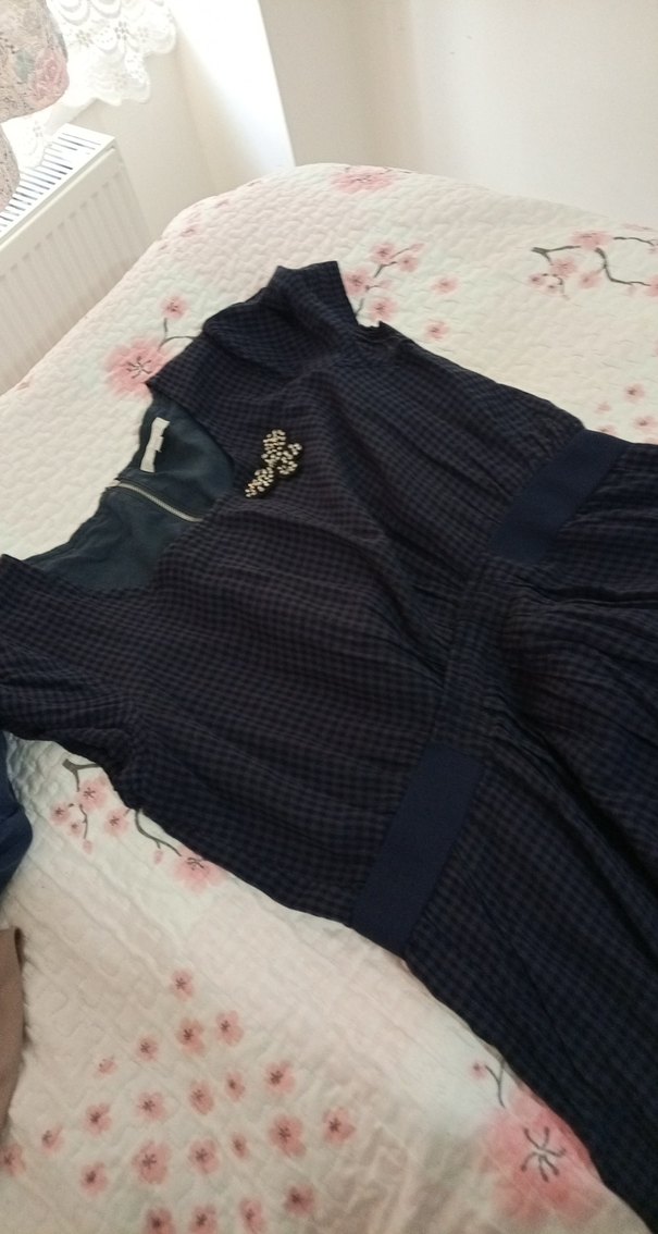 V yaka drapeli lacivert midi elbise - Görsel 2