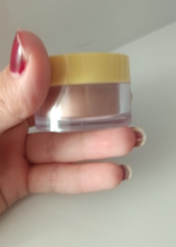 Pastel Sarı Toz Makyaj Ürünü - Görsel 2