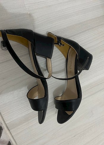 Klasik Siyah Tokalı Blok Topuklu Kadın Ayakkabı - Görsel 2