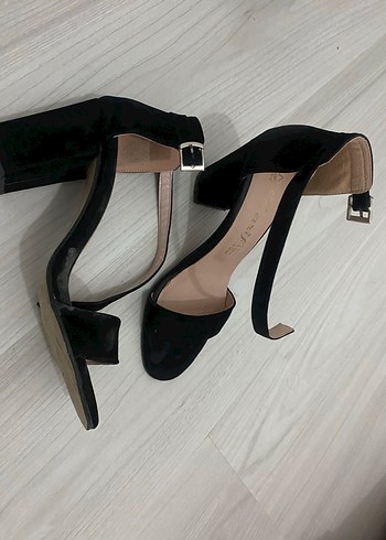 Siyah Tek Bantlı Süet Topuklu Ayakkabı - Görsel 3